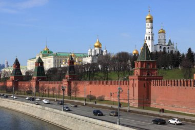 Arka planda Moskova Kremlin 'in duvarları boyunca duvar örülmüş Büyük Kremlin Sarayı ve Büyük Çan Kulesi İvan.