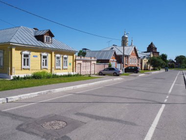 Arabasız bir yol Rusya 'daki bir yerleşim yerinden geçiyor.