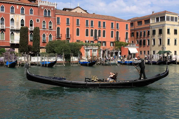 Traffico Sul Canal Grande Venezia — Foto Stock