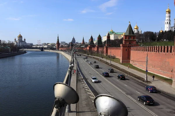 沿着莫斯科克里姆林宫城墙的堤岸 望着救世主基督大教堂 — 图库照片