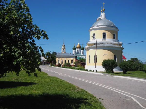 Szabadúszó Templom Úton Autók Nélkül — Stock Fotó