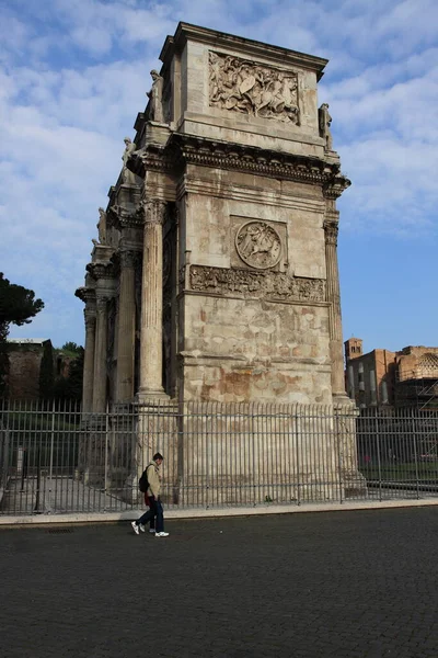 Hombre Camina Por Calle Contra Telón Fondo Del Arco Del —  Fotos de Stock