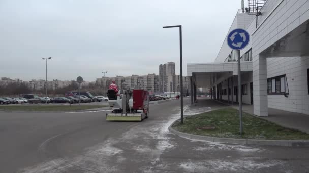 Ressurfacer de gelo vai fazer rinque de gelo na rua espaço aberto. Papai Noel — Vídeo de Stock