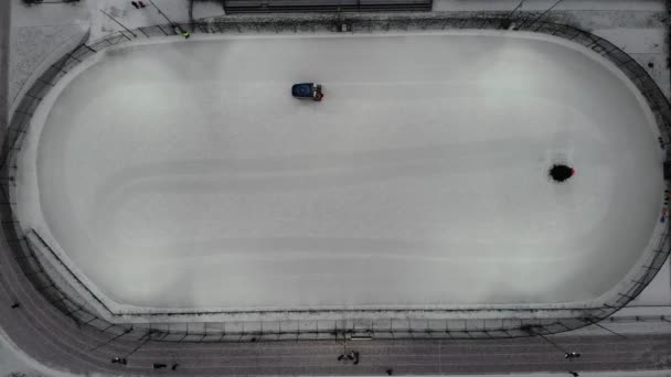 Revêtement de glace fait patinoire sur l'espace ouvert. Vue de haut en bas. Vue aérienne . — Video