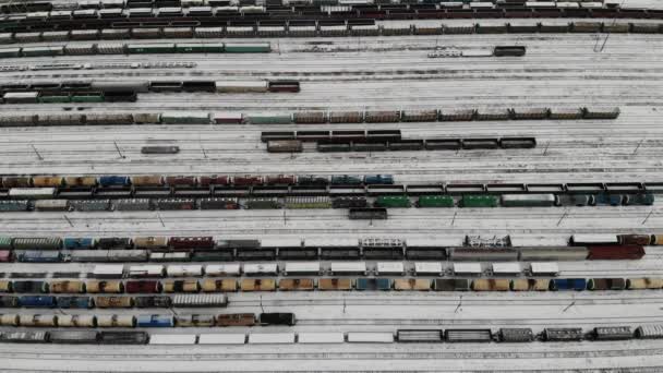 Letecký pohled v zimě Klasifikace seřaďovací nádraží vlaky železniční vozy — Stock video