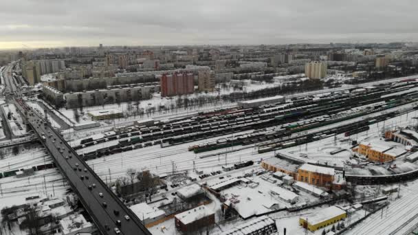 Vista aérea en invierno Clasificación Marshalling yarda trenes vagones de ferrocarril — Vídeos de Stock