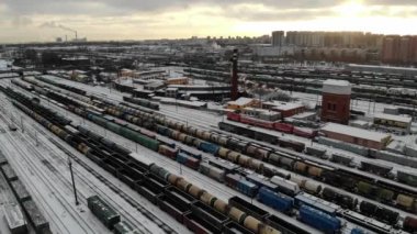 Kış mevsiminde hava manzarası Sınıf marshalling tersanesi tren vagonları
