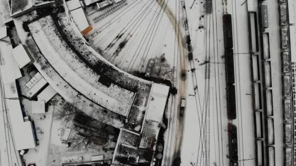 Вид с воздуха на зимний железнодорожный поворотный стол с паровозами и вагонами — стоковое видео