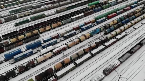 Vista aérea en invierno Clasificación Marshalling yarda trenes vagones de ferrocarril — Vídeos de Stock