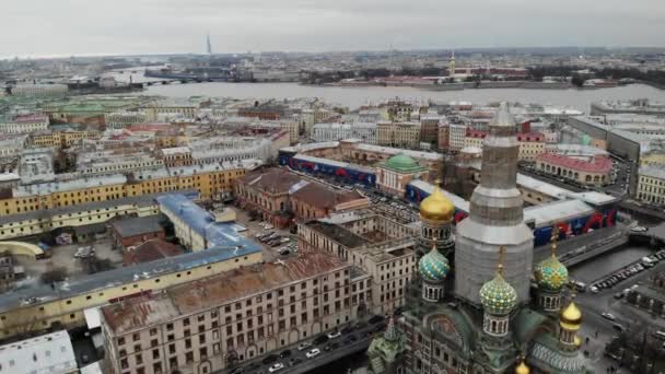 Sankt-Petersburg centrum miasta w pobliżu kościoła Zbawiciela na krwi ze złotą kopułą — Wideo stockowe