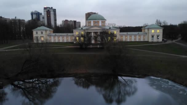 Aerial view pond in the park Alexandrino and Chernyshev cottage in Petersburg. — Stock Video