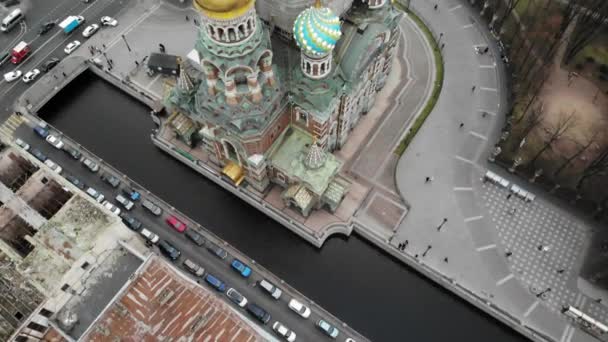 Vista aérea do topo Igreja do Sangue Salvador em reparação com cúpula de ouro — Vídeo de Stock
