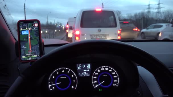 File rijden met telefoon yandex navigator smartphone — Stockvideo