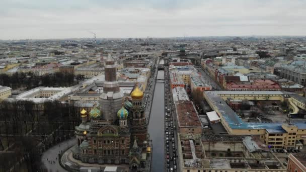 Saint-Petersburg centrum města poblíž kostela Spasitele na krev se zlatou kopulí — Stock video