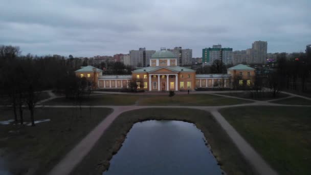 Luchtfoto vijver in het park Alexandrino en Chernyshev huisje in Petersburg. — Stockvideo
