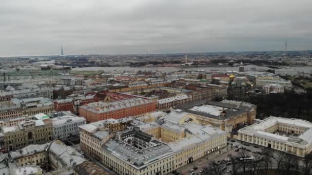 空中展望。救世主血金ドーム教会の近くのサンクトペテルブルク市内中心部 — ストック動画