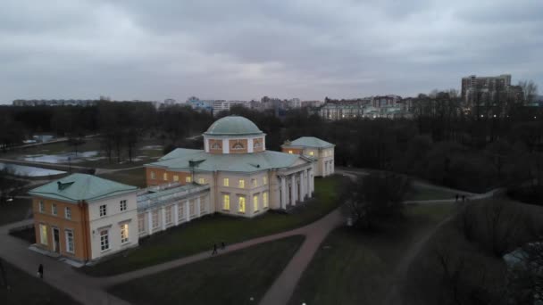 Estanque vista aérea en el parque Alexandrino y Chernyshev casa de campo en Petersburgo . — Vídeo de stock