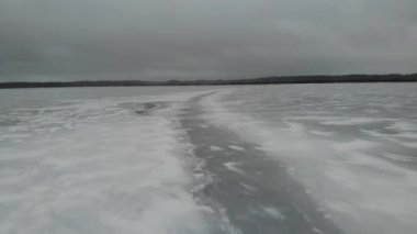 Donmuş göl manzarası altında tepeden tırnağa uçmak. İHA ilerliyor