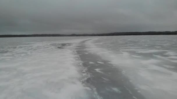 vol sous le lac gelé vue du haut vers le bas à la glace. drone va de l'avant 