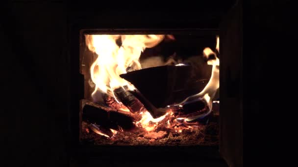 Мужская рука открывает и закрывает металлическую печь печи печи с огнем сжигает дрова — стоковое видео