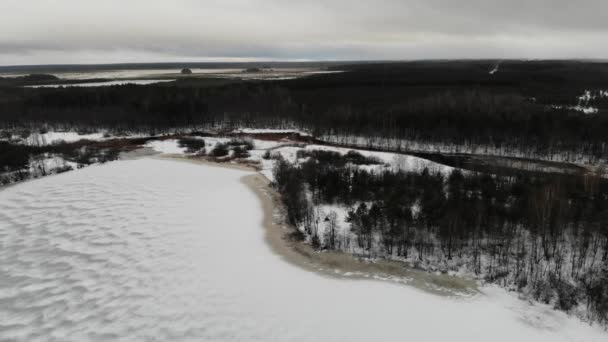 Vluchten onder bevroren meer en rivier in de winter in het bos. — Stockvideo