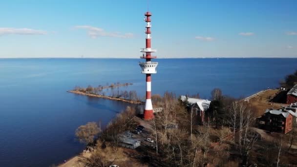 Vista aérea de la costa del Golfo de Finlandia hasta el moderno faro alto de actuación activa — Vídeos de Stock