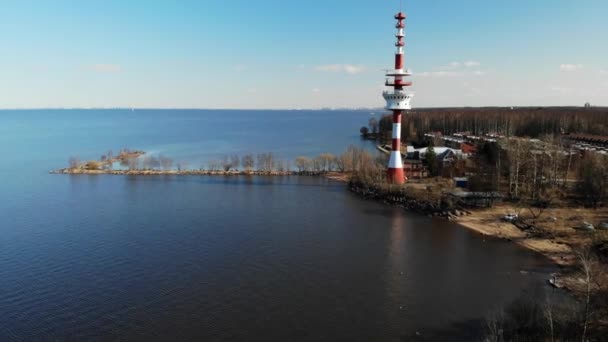 Vue aérienne sur la côte du golfe de Finlande vers un haut phare actif moderne — Video