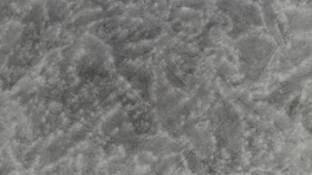 Vista aérea desde arriba hacia abajo bajo Volando sobre el lago congelado con hielo. primer plano — Vídeos de Stock