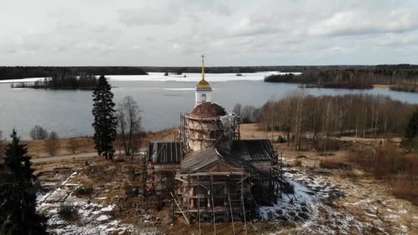 Iglesia ortodoxa de reparación muy hermosa con una cúpula dorada y una cruz — Vídeos de Stock