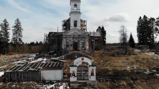 Iglesia ortodoxa de reparación muy hermosa con una cúpula dorada y una cruz — Vídeos de Stock
