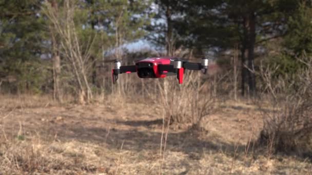 Drone vlucht voor de camera en vecht met een wind. Met een geluid — Stockvideo