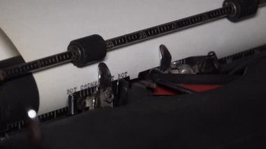Metin daktilo ve taşıma araçlarının yakın görüntüsü