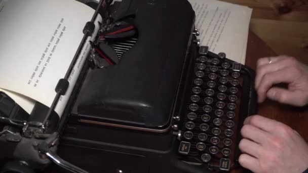 Vue rapprochée de la dactylographie texte machine à écrire et chariot retour mans mains russe 