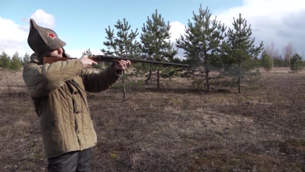 Αργή κίνηση απλή. Κυνηγός αντρών στρατιώτης Κόκκινος Στρατός στο δάσος πυροβολεί με καραμπίνα. — Αρχείο Βίντεο