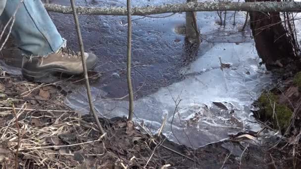 Чоловік торкається перевіряє тонкий лід і йде на нього. Осінь або весна. льодові перерви . — стокове відео