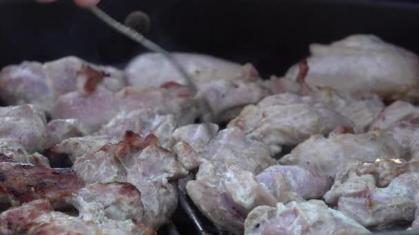 Mand hånd kok check kalkun kød ved gaffel i marinade sauce i grillristen . – Stock-video