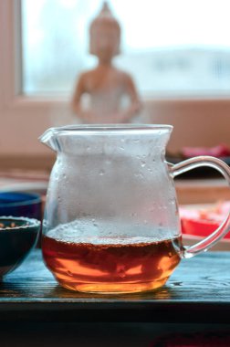 Çay seremonisi. Çay tepsisindeki çay takımları..