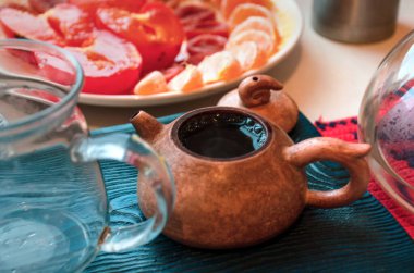 Çay seremonisi. Çay seti çay masasında..