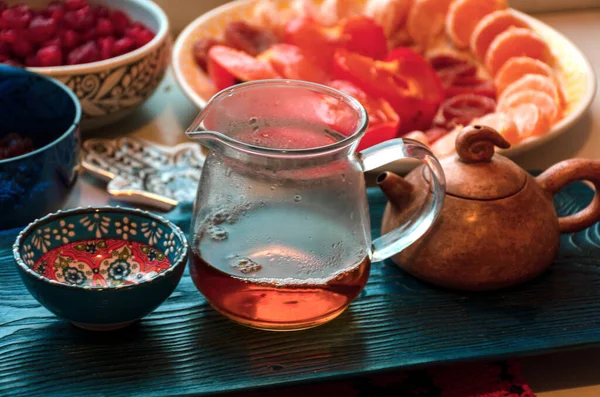 Çay seremonisi. Çay tepsisindeki çay takımları..