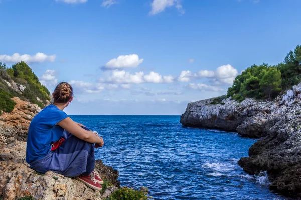 Cala Murta, Palma de Mallorca 'daki manzaranın güzelliğine şaşıran bir kız.
