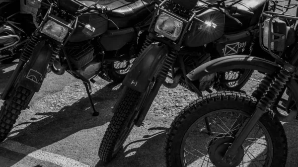 Çok güzel ve aynı zamanda eski bir Herkül motosikleti.