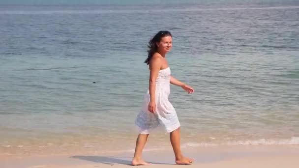 Uma Menina Vestido Branco Está Andando Praia — Vídeo de Stock
