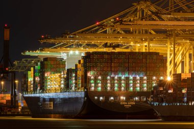 Rotterdam limanında konteynır boşaltma uçakları