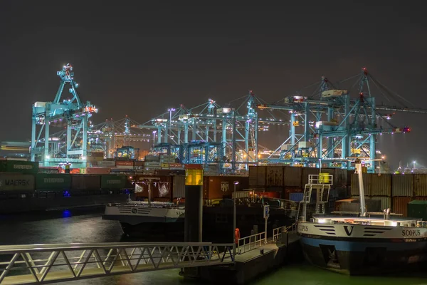 鹿特丹港集装箱码头卸货集装箱 — 图库照片
