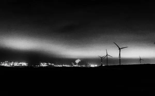 Gece Rotterdam Limanı 'ndaki yel değirmeni