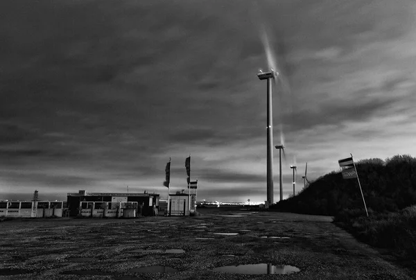 Gece Rotterdam Limanı 'ndaki yel değirmeni