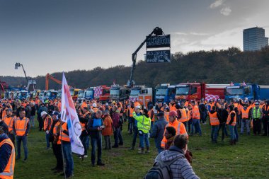 İnşaatçılar, zemin içeren azot emisyonları ve PFAS (Poli- perfloralkil Maddeler) seviyeleriyle ilgili çevre düzenlemelerini protesto ediyorlar.