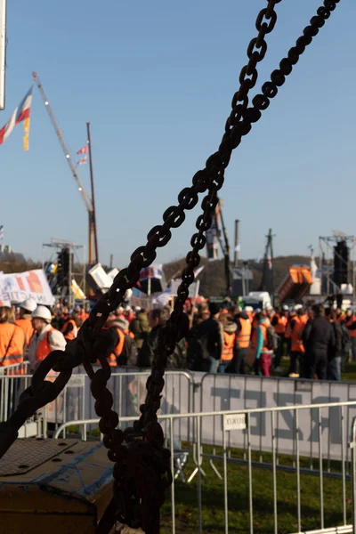 İnşaatçılar, zemin içeren azot emisyonları ve PFAS (Poli- perfloralkil Maddeler) seviyeleriyle ilgili çevre düzenlemelerini protesto ediyorlar.