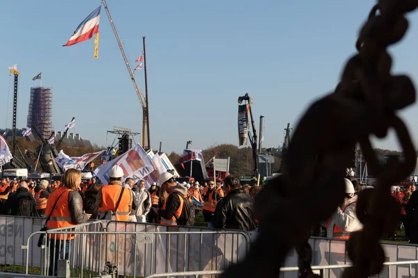 İnşaatçılar, zemin içeren azot emisyonları ve PFAS (Poli- perfloralkil Maddeler) seviyeleriyle ilgili çevre düzenlemelerini protesto ediyorlar.