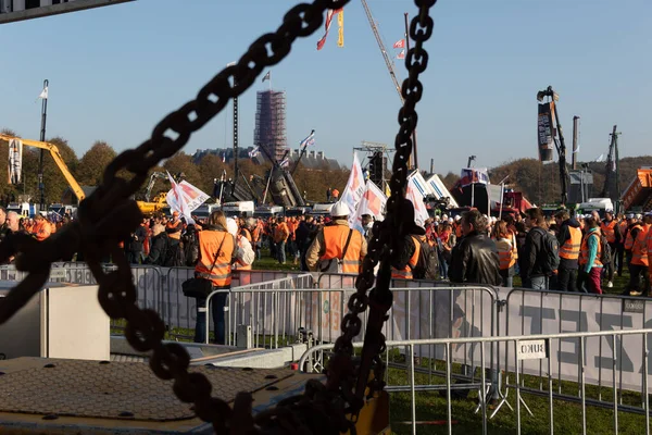 İnşaatçılar, zemin içeren azot emisyonları ve PFAS (Poli- perfloralkil Maddeler) seviyeleriyle ilgili çevre düzenlemelerini protesto ediyorlar.